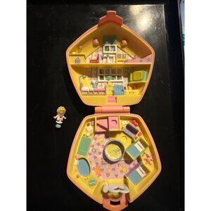 Polly Pocket nursery 1 figure  Compact  Doll - Bluebird 1993  Dollhouse Playset